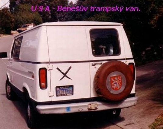 Benev Ford-Van, modr nlepka je povolen k vjezdu do objektu NSA