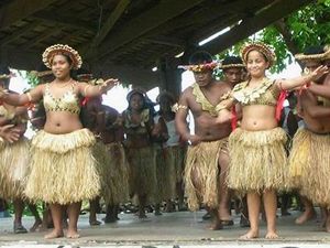 Honiara, Guadalcanal, tanenci v parku kultury a oddechu 1