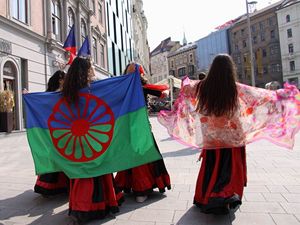 Vlajky na namesti Svobody foto Lenka Grossmannova