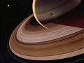 Voyager 2 míjí Saturn. Kresba: Don Davis, NASA