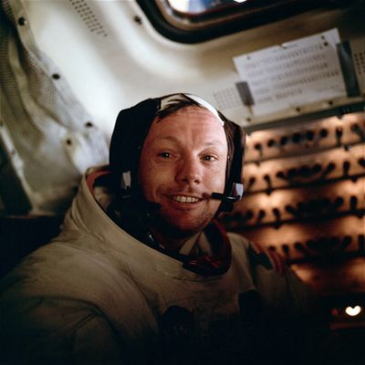 Neil Armstrong uvnit modulu Orel 