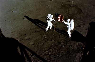Vztyen vlajky USA na Msci posdkou Apolla 11