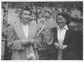 Maminka s kamarádkou s tenisovými raketami: krásné tenistky 40. let na...