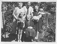 Rodinná fotka z naí zahrady: moje rodina, já teprve na cest - léto 1947