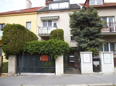 1 Celkový pohled na les u domu z ulice.