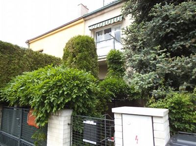 3 Snad to dělá ta jižní strana, že všechno je potřeba nepřetržitě stříhat