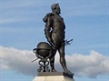 Plymouth - pomníky na návrí Hoe, v popedí Drake