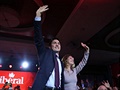 Jásající vítzové: Justin Trudeau a jeho manelka Sophie Grégoire