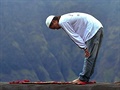 Modlící se muslimský chlapec