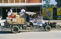 Pokhara 1996: Walking Tractor - kráející traktor se pohybuje opravdu rychlostí...