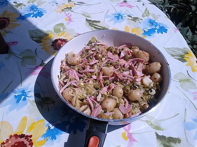 Hotový bramborový salát s olivami