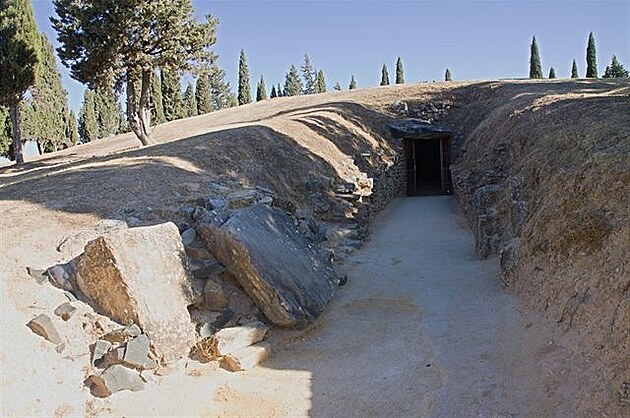 Antequera -  dolmeny jsou zvenku nenápadné pahrbky