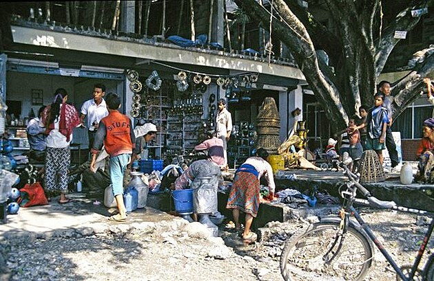 Pokhara 1996: eny u kamenného labu perou prádlo