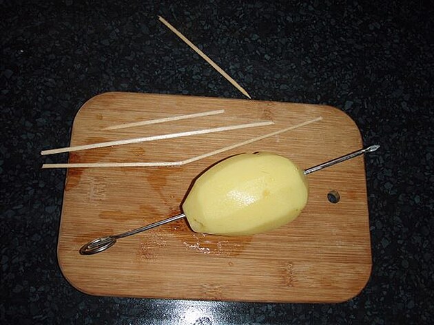 Bramborové recepty: píprava na bramborovou spirálu - zlámané pejle, kovový...