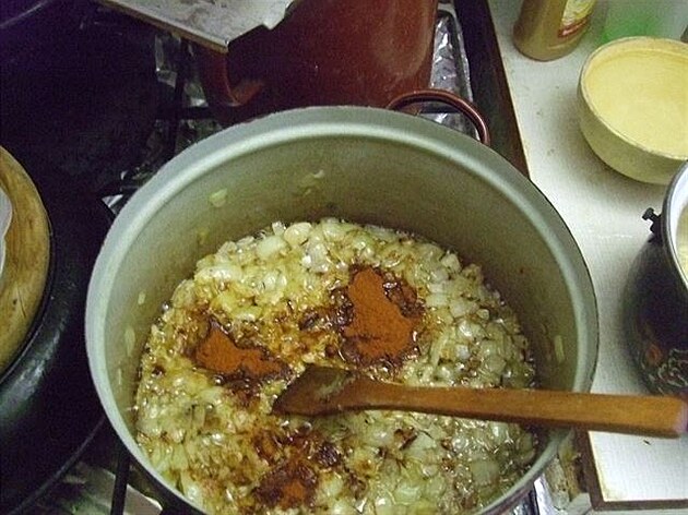 Recept na Granátnický pochod. K osmahnuté cibuli pidáme koení.