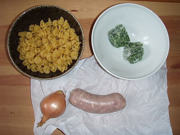 Recept na tstoviny s taliánem z jednoho hrnce - hlavní suroviny.