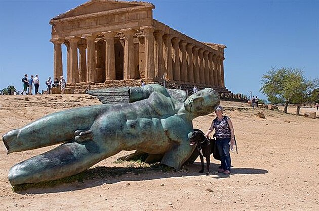 Cesta na Sicílii. Agrigento - moderní Ikarus ped chrámem svornosti