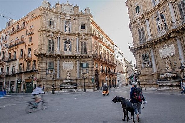 Cesta na Sicílii. Palermo - námstí Quattro Canti (zakivená prelí dom tvoí...