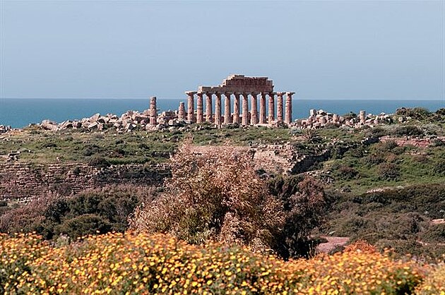 Cesta na Sicílii. Selinunte - akropole - nejvýraznjí je chrám C