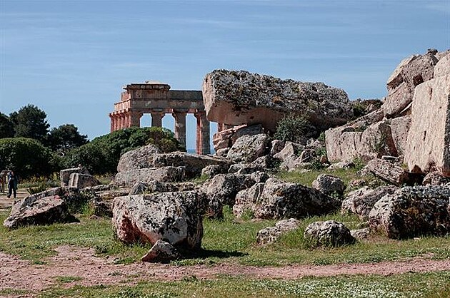 Cesta na Sicílii. Selinunte - ostatní východní chrámy jsou jen obrovské hromady...