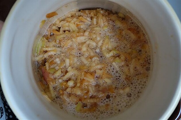 Nastrouhaná jablka ve vod kvasí (bude jablený ocet)