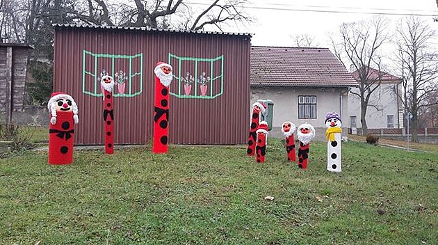 Pletená výzdoba v obci Podmoky, listopad 2018