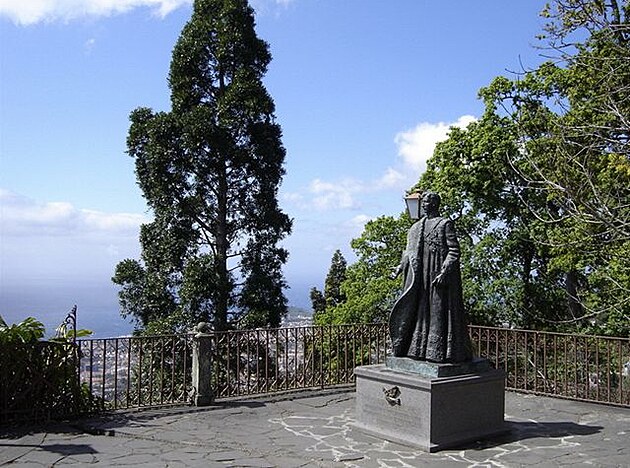 Socha Karla I. s výhledem na Funchal a moe