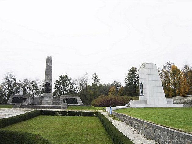 2 Vpravo památník echoslovák , eln sovt