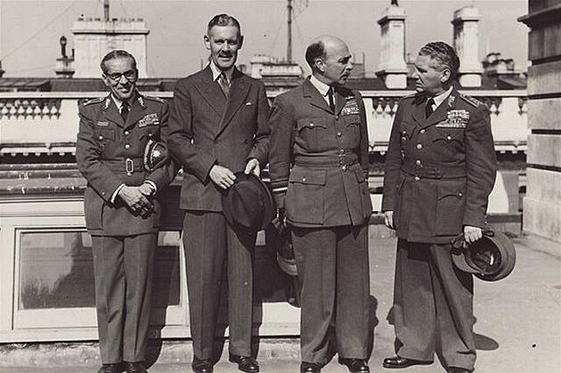 Karel Janouek v Londýn (zcela vpravo)