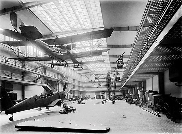 Babuka - instalace letadel do Dopravní haly, 1947