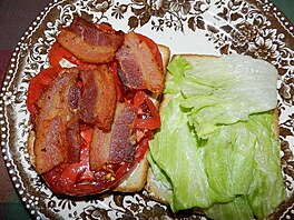 Rozloen sendvi BLT - bacon, lettuce, tomato (slanina, hlvkov salt, raje)