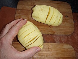 Pprava brambory na lstkovn nebo hasselback - nakrjen a sprvn...