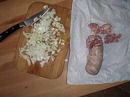 Cibuli najemno a talin (klobsu) rozdrobit. Recept na tstoviny s talinem z...