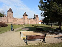 Nymburk. Mezi hradbami a Labem se rozkld poklidn park.