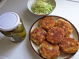 Hotov krokety, zeln salt, nakldan okurky