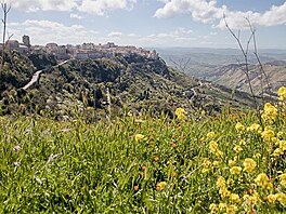 Cesta na Siclii. Vhled z Rocca Di Cerere na Ennu.