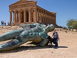 Cesta na Siclii. Agrigento - modern Ikarus ped chrmem svornosti