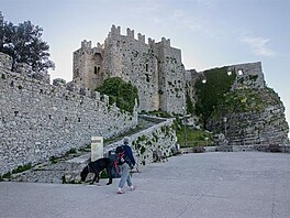 Cesta na Siclii. Erice - Castello di Venere na vrcholku posvtn hory Eryx...