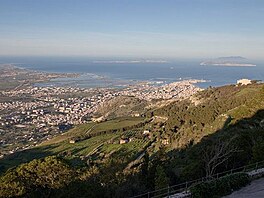 Cesta na Siclii. Vhled z Erice - pohled na Egadsk ostrovy (Isole Egady) a...