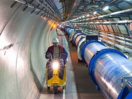 Obr. 1) Obvod urychlovae LHC je 27 km 