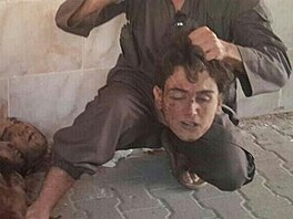 Islamista s  uezanou hlavou na zem ISIS