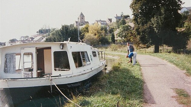 Kotvení v Cercy-la-tour. Kanály ve Francii