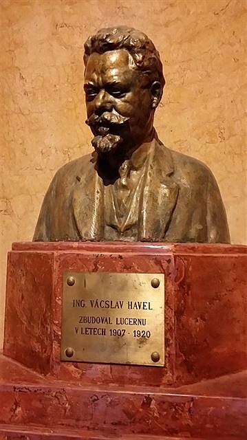 Lucerna, pasá, busta Vácslav Havel 1