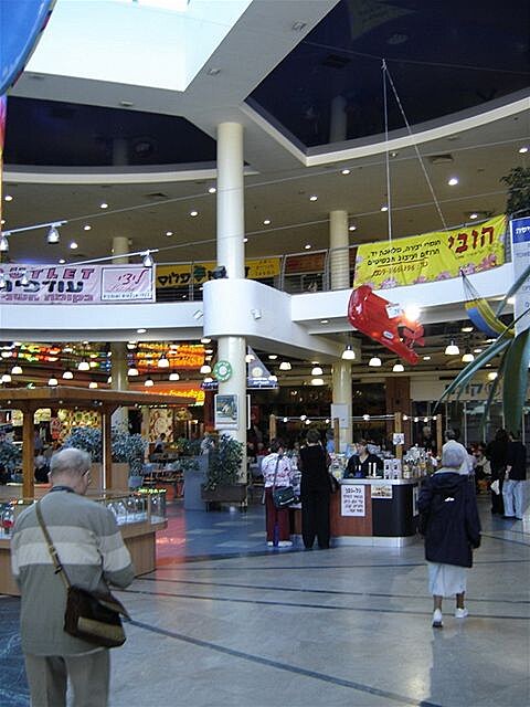 Hypermarket mezi osadou a Tel Avivem