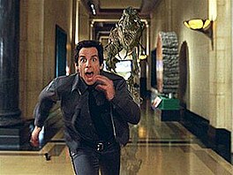 Noc v muzeu - Ben Stiller a tyranosaurus
