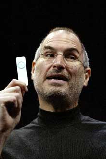  f americk spolenosti Apple Computer Steve Jobs pedstavil nov miniaturn pehrva iPod Shuffle