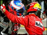 Schumacher se v cli objm s druhm Buttonem