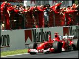 Michael Schumacher se raduje z vtzstv a zdrav tm Ferrari.