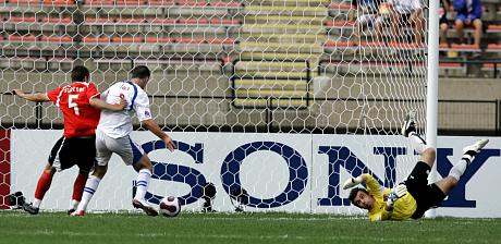 Martin Fenin prv zvyuje na 2:0.