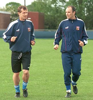 Radek Drulk (vpravo) bhem trninku na Euro 96 s Radoslavem Ltalem.